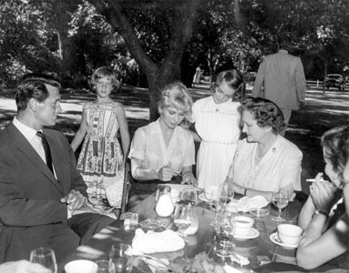 Rock Hudson, Joanne Bosche, Cindy Robbins, Paula Sullivan (Escher), Hélène de Pins